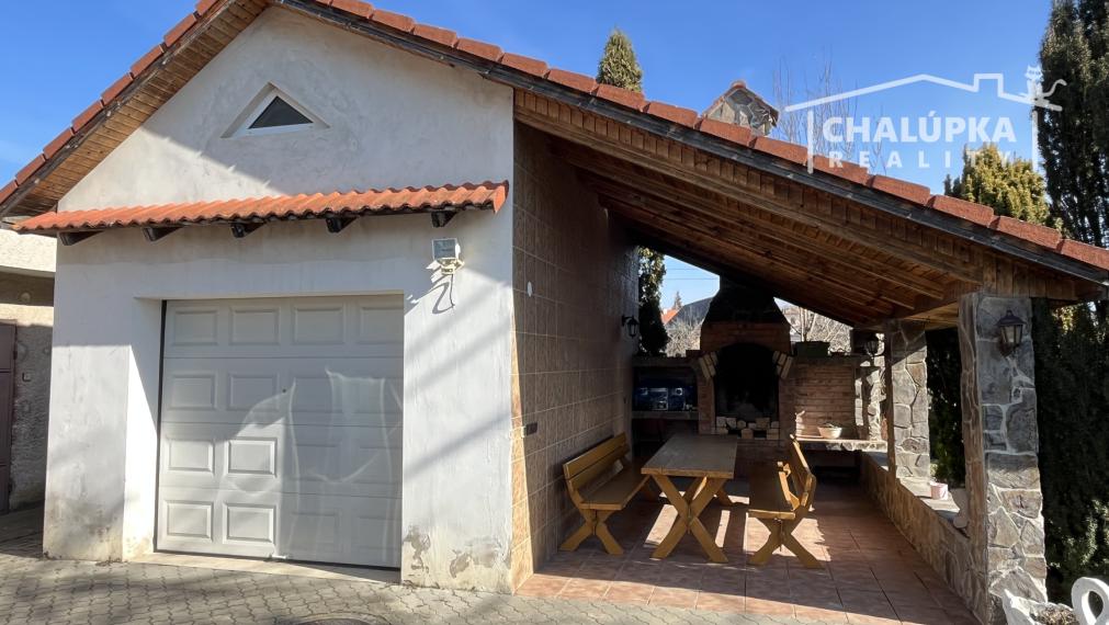 RD s 2 bytovými jednotkami (2x 3+1), 2 garážami, jazierkom a 1192 m2 pozemkom, Svinná