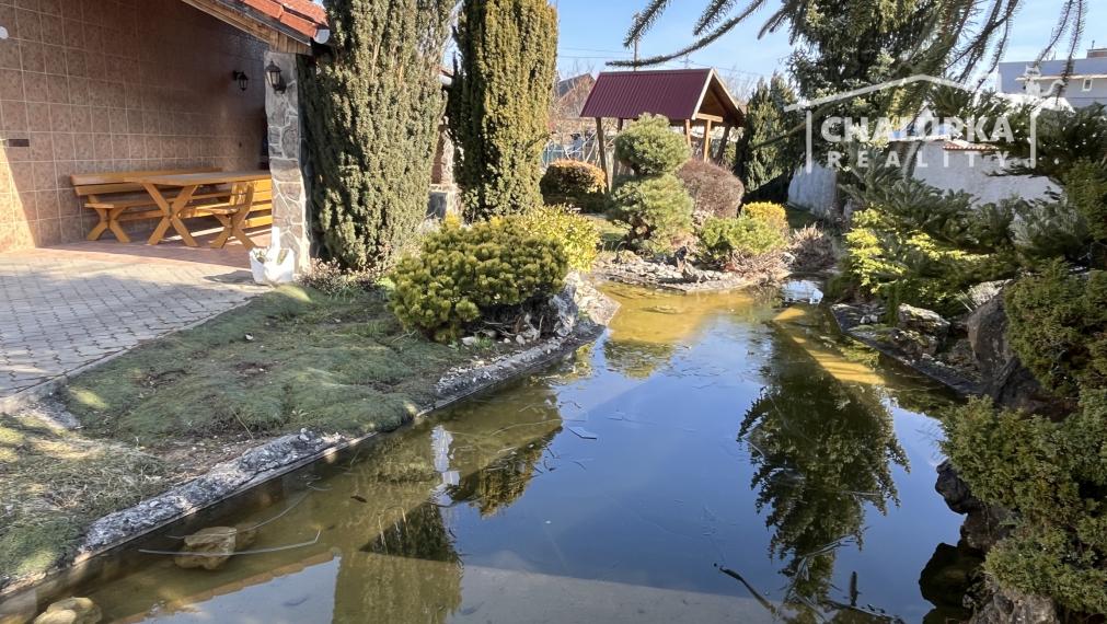 RD s 2 bytovými jednotkami (2x 3+1), 2 garážami, jazierkom a 1192 m2 pozemkom, Svinná