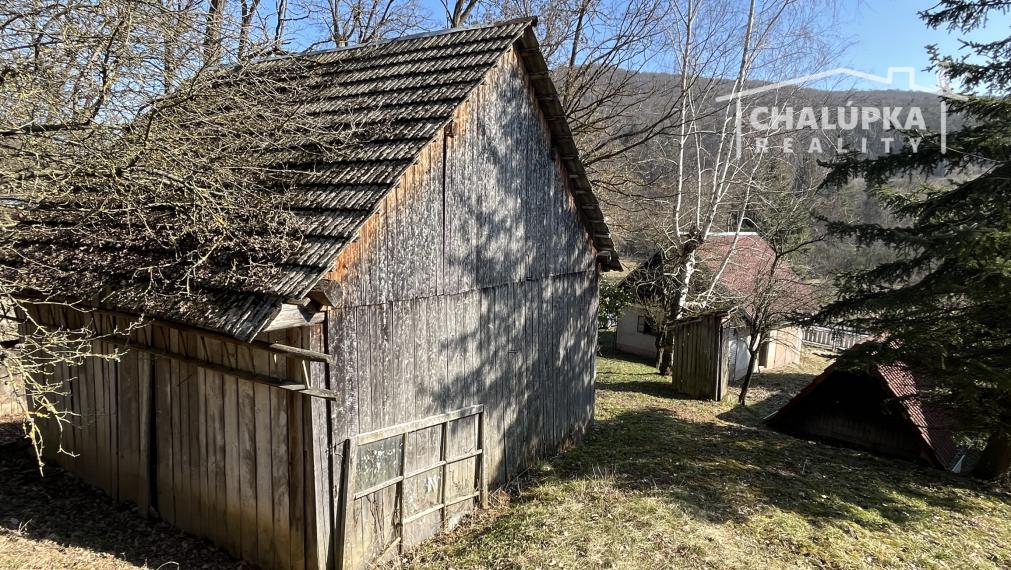 Veľký dom 7+1 s garážou a 1784 m2 pozemkom v Prašníku pri Piešťanoch