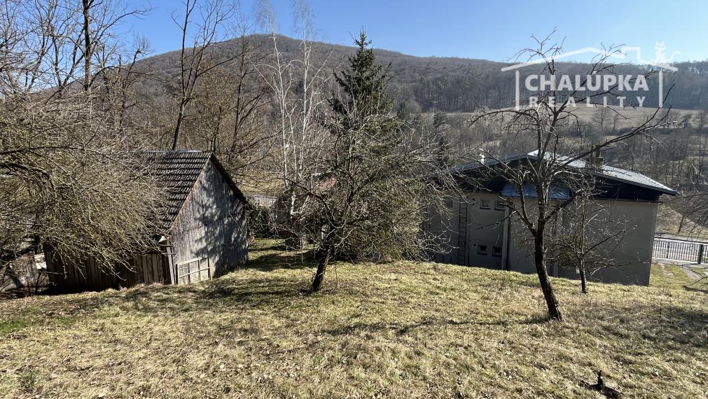 Veľký dom 7+1 s garážou a 1784 m2 pozemkom v Prašníku pri Piešťanoch