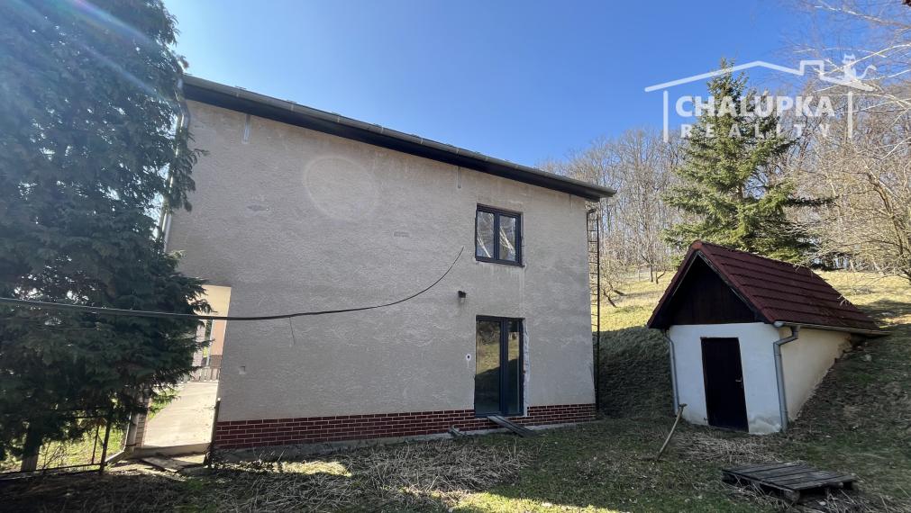 Veľký dom 7+1 s garážou a 1784 m2 pozemkom v Prašníku pri Piešťanoch