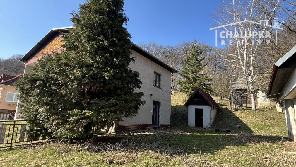 Veľký dom 7+1 s garážou a 1784 m2 pozemkom v Prašníku pri Piešťanoch