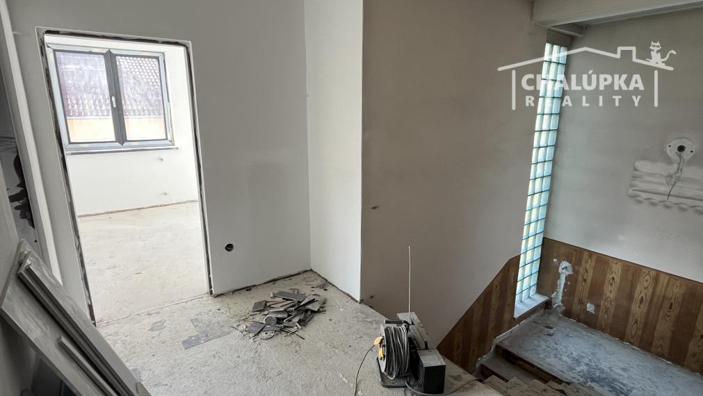 Veľký dom 7+1 s garážou a 1784 m2 pozemkom v Prašníku pri Piešťanoch