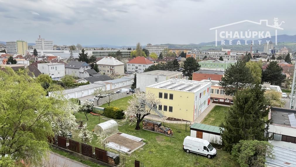 Zariadený 3-izbový byt s lodžiou 69 m2 na ul. J. Hollého v Trenčíne