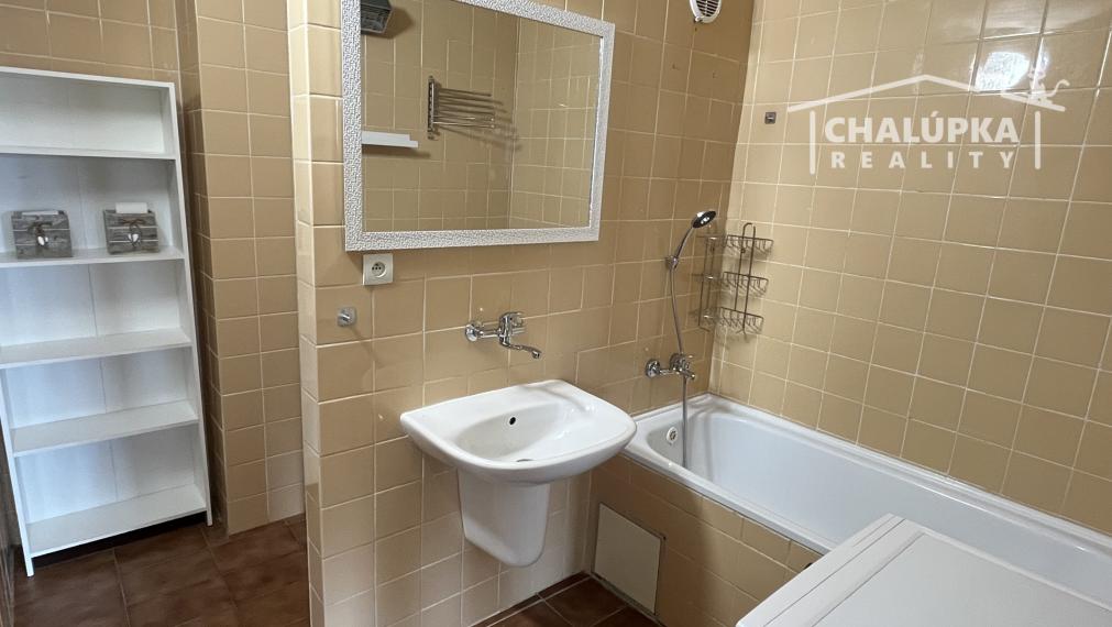 Zariadený 3-izbový byt s lodžiou 69 m2 na ul. J. Hollého v Trenčíne