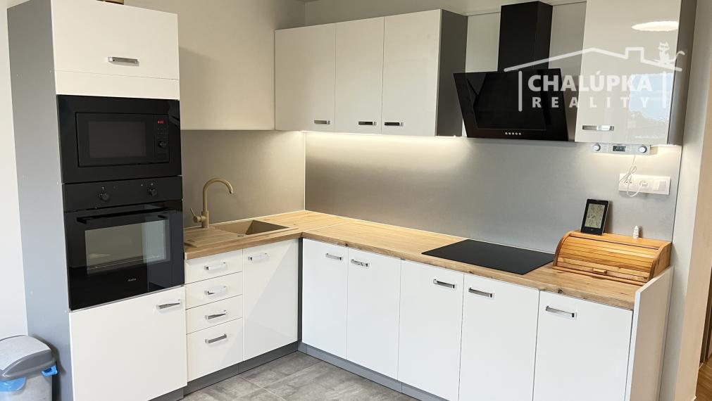 2-izbový byt 82 m2 so záhradou 337 m2 a 3 dielňami, Kostolná-Záriečie pri Trenčíne