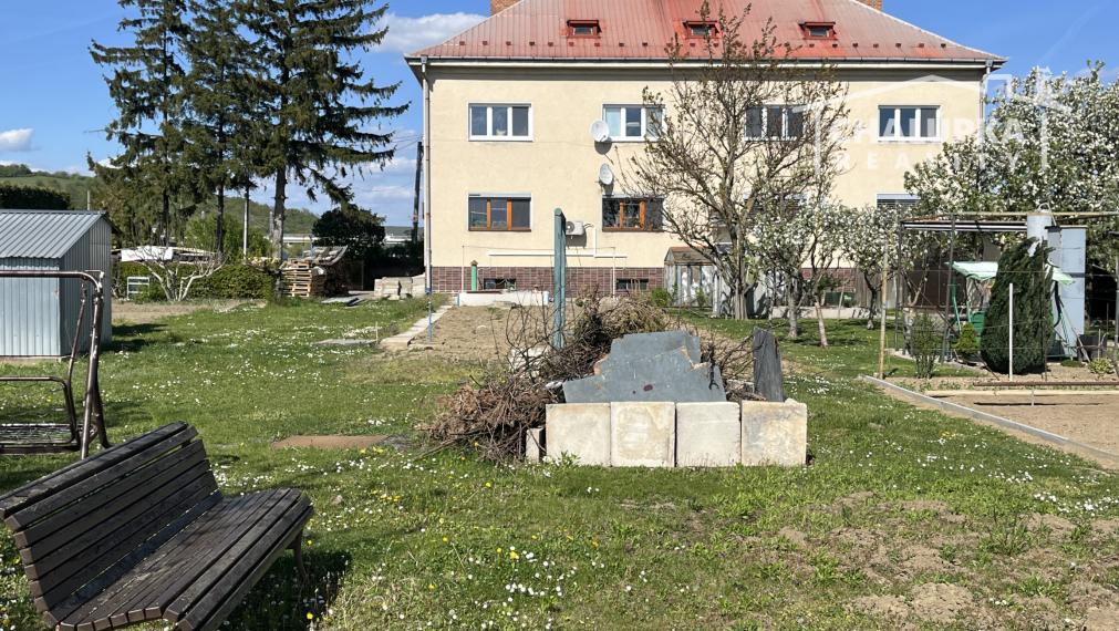 2-izbový byt 82 m2 so záhradou 337 m2 a 3 dielňami, Kostolná-Záriečie pri Trenčíne