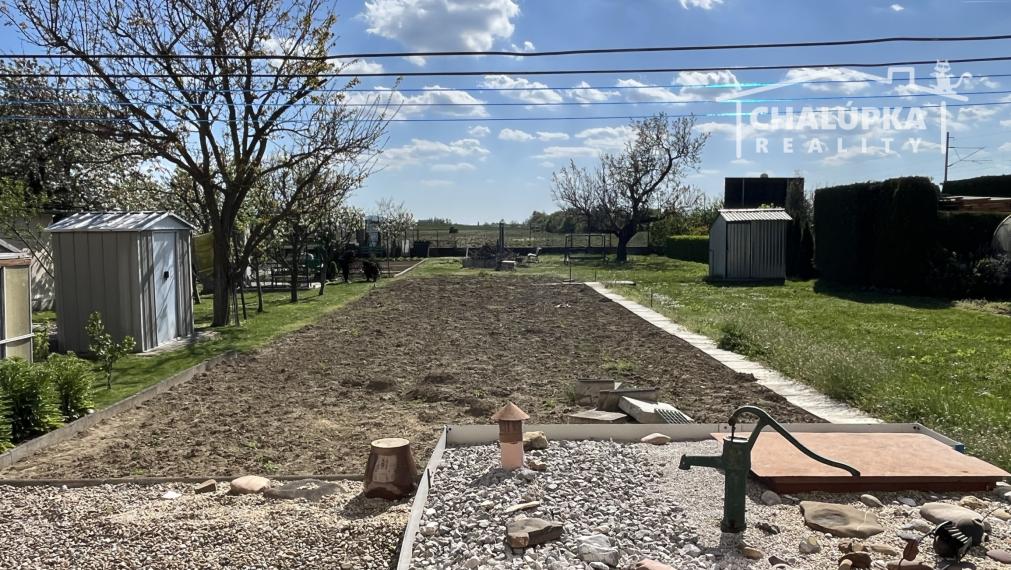 2-izbový byt 82 m2 so záhradou 337 m2 a 3 dielňami, Kostolná-Záriečie pri Trenčíne