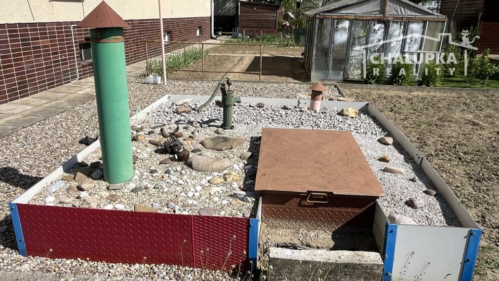 2-izbový byt 82 m2 so záhradou 337 m2 a 3 dielňami, Kostolná-Záriečie pri Trenčíne