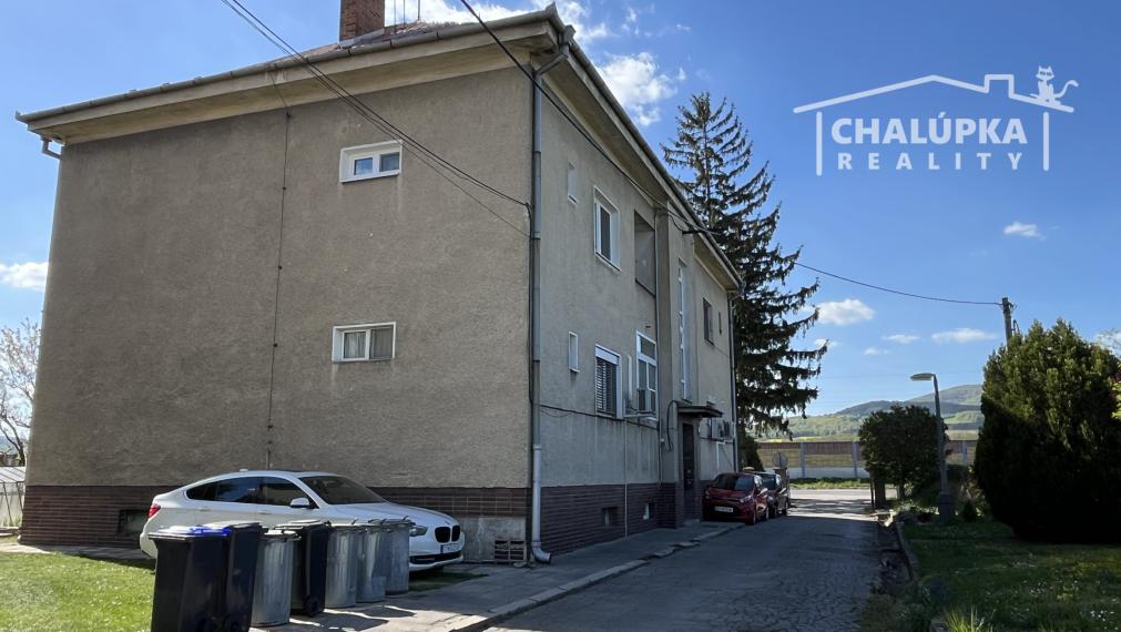 2-izbový byt 82 m2 so záhradou 337 m2 a 3 dielňami, Kostolná-Záriečie pri Trenčíne