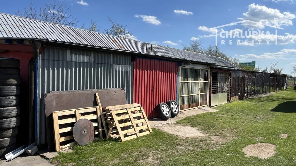 2-izbový byt 82 m2 so záhradou 337 m2 a 3 dielňami, Kostolná-Záriečie pri Trenčíne