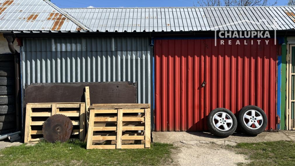 2-izbový byt 82 m2 so záhradou 337 m2 a 3 dielňami, Kostolná-Záriečie pri Trenčíne