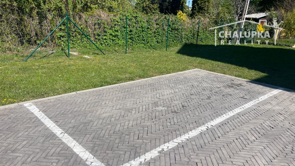 Tehlový 1-izbový byt 39 m2 so záhradkou a park. miestom v Tr. Teplej