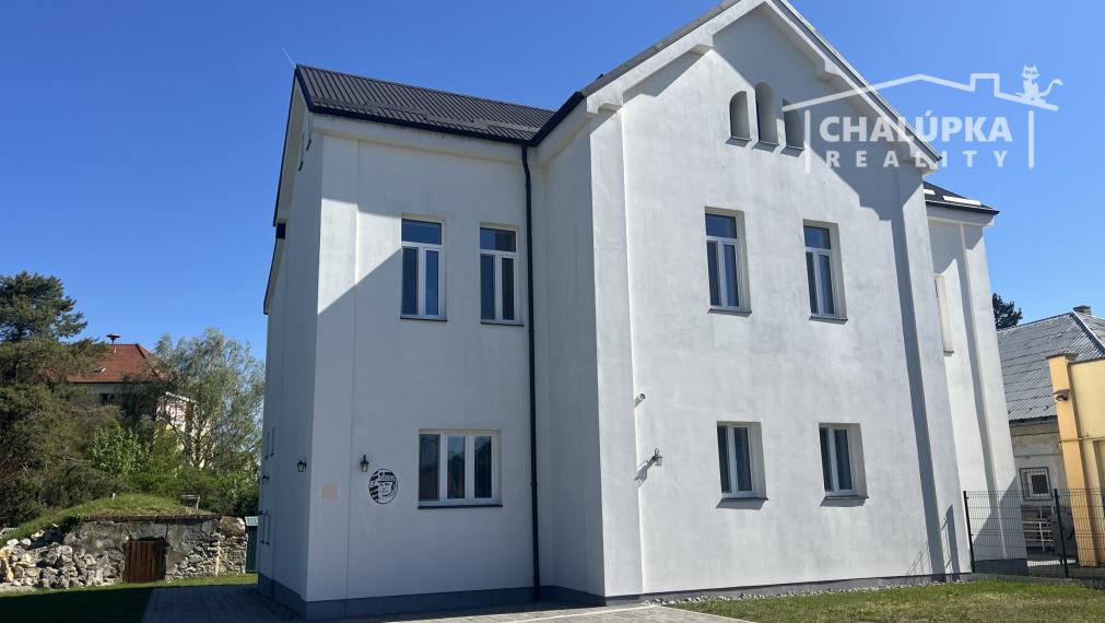 Tehlový 1-izbový byt 39 m2 so záhradkou a park. miestom v Tr. Teplej