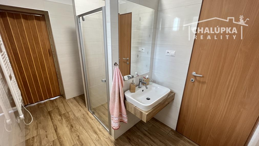 2-izbový byt 82 m2 so záhradou 342 m2, garážou a hosp. časťou, Kostolná-Záriečie pri Trenčíne
