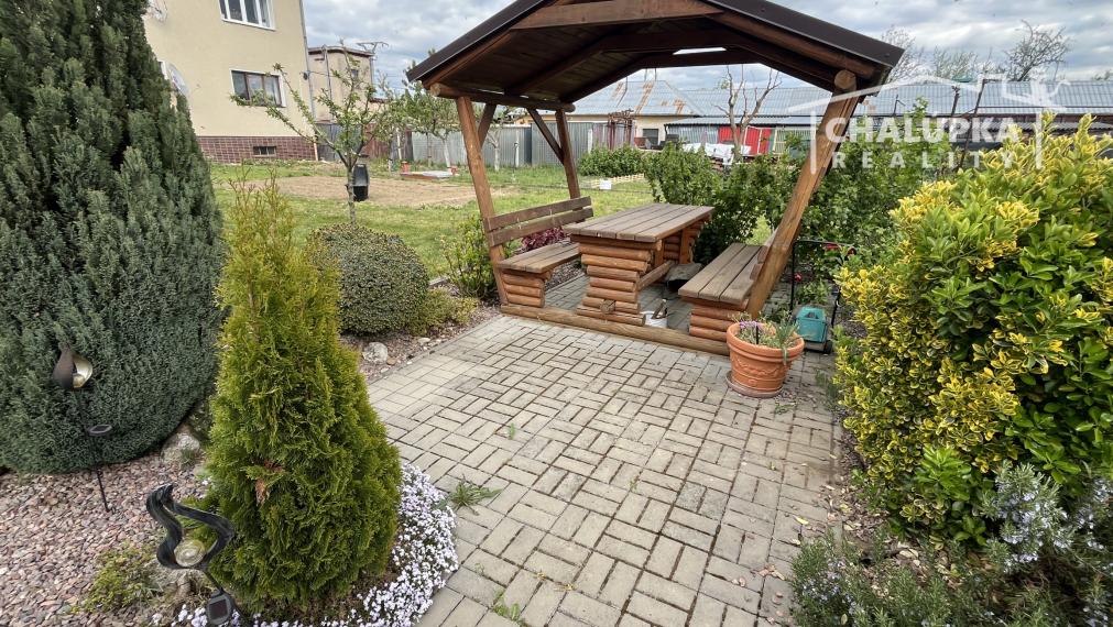2-izbový byt 82 m2 so záhradou 342 m2, garážou a hosp. časťou, Kostolná-Záriečie pri Trenčíne