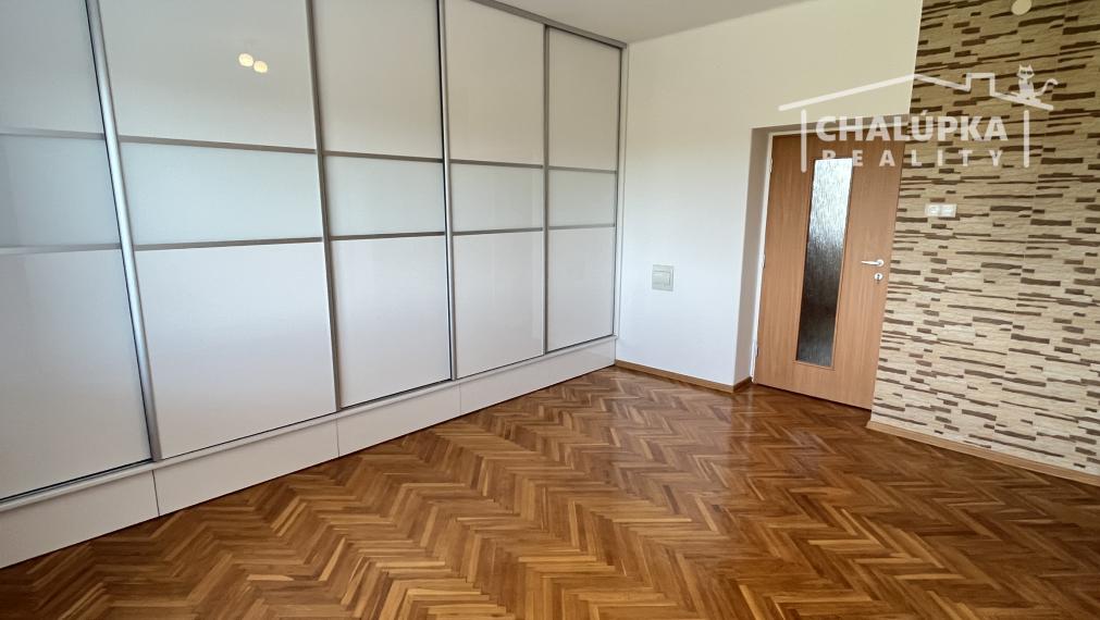 2-izbový byt 82 m2 so záhradou 342 m2, garážou a hosp. časťou, Kostolná-Záriečie pri Trenčíne