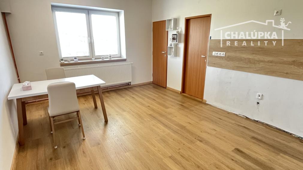 2-izbový byt 82 m2 so záhradou 342 m2, garážou a hosp. časťou, Kostolná-Záriečie pri Trenčíne