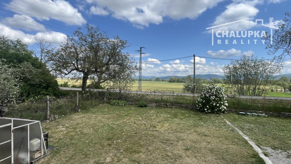 Tehlový 3-izbový byt s lodžiou, vl. kúrenie, veľký dvor, Nemšová časť Kľúčové