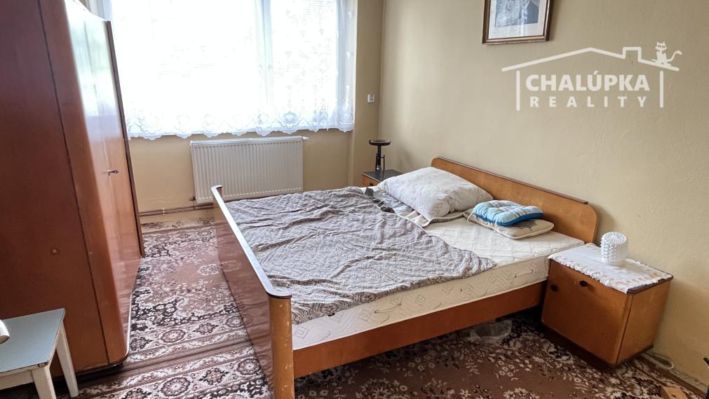 Tehlový 3-izbový byt s lodžiou, vl. kúrenie, veľký dvor, Nemšová časť Kľúčové