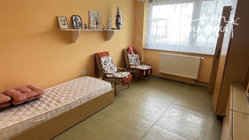 Tehlový 3-izbový byt s lodžiou, vl. kúrenie, veľký dvor, Nemšová časť Kľúčové
