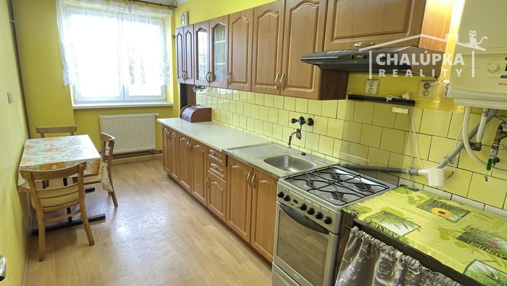 Tehlový 3-izbový byt s lodžiou, vl. kúrenie, veľký dvor, Nemšová časť Kľúčové