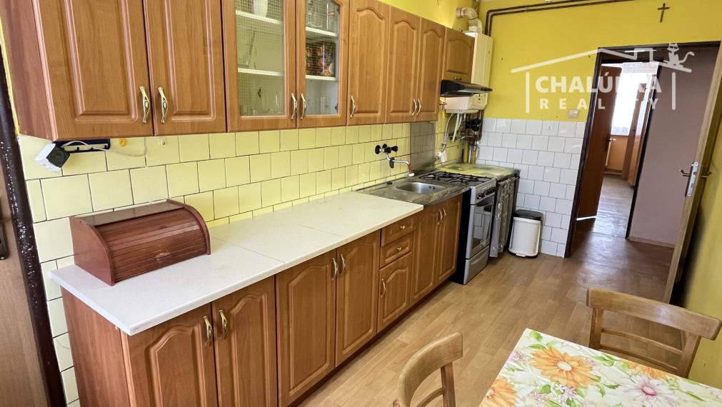 Tehlový 3-izbový byt s lodžiou, vl. kúrenie, veľký dvor, Nemšová časť Kľúčové