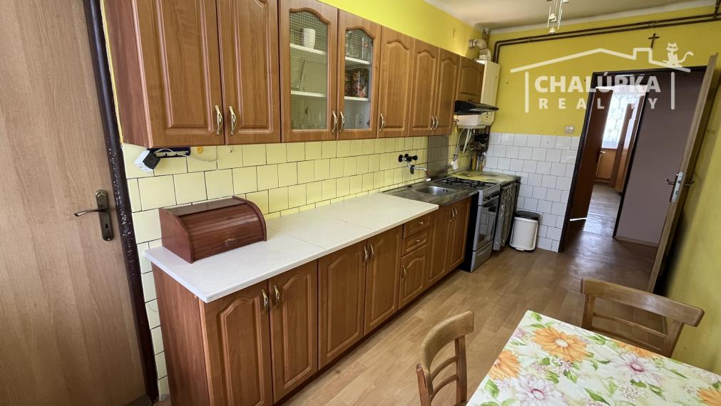 Tehlový 3-izbový byt s lodžiou, vl. kúrenie, veľký dvor, Nemšová časť Kľúčové