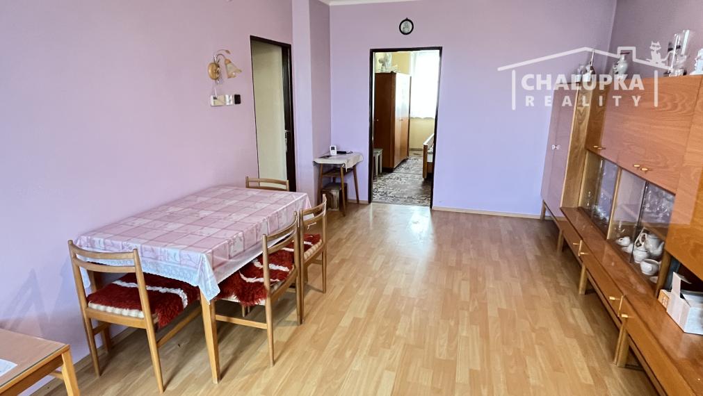 Tehlový 3-izbový byt s lodžiou, vl. kúrenie, veľký dvor, Nemšová časť Kľúčové