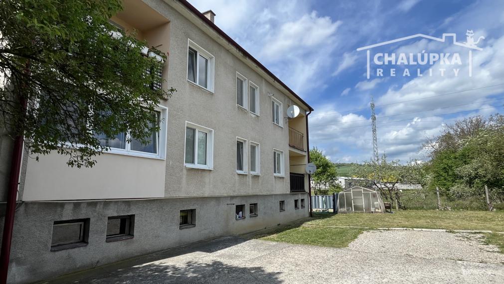 Tehlový 3-izbový byt s lodžiou, vl. kúrenie, veľký dvor, Nemšová časť Kľúčové