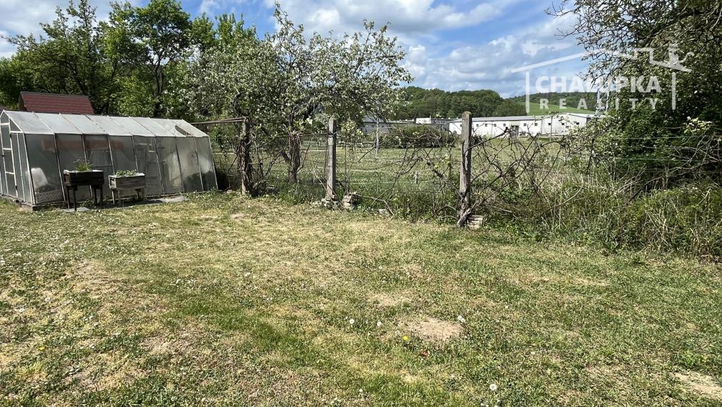 Tehlový 3-izbový byt s lodžiou, vl. kúrenie, veľký dvor, Nemšová časť Kľúčové
