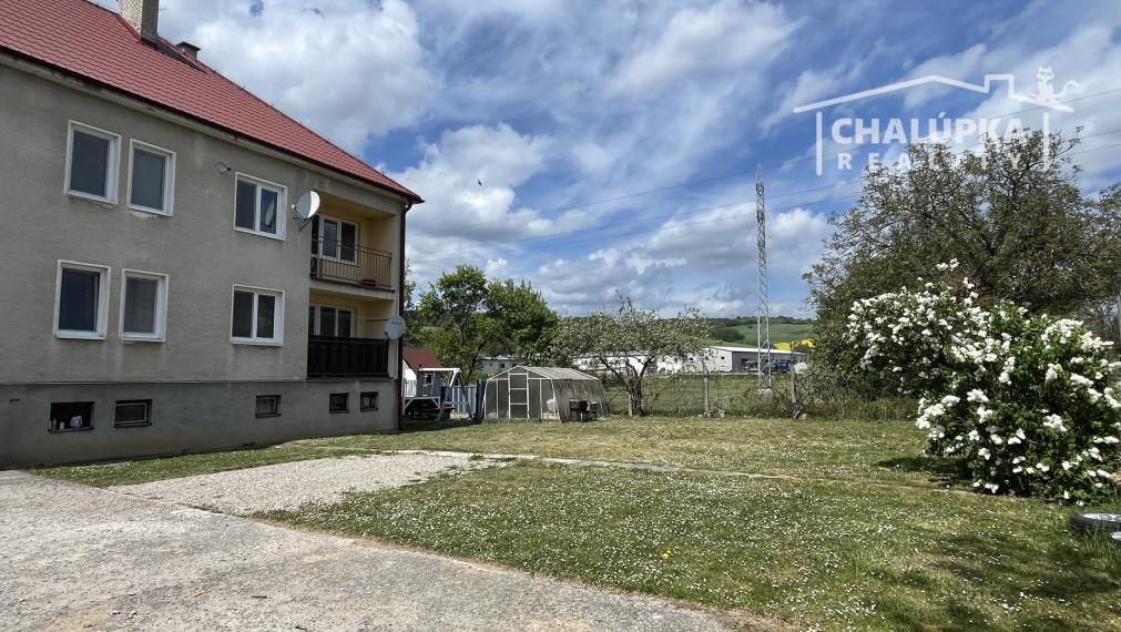 Tehlový 3-izbový byt s lodžiou, vl. kúrenie, veľký dvor, Nemšová časť Kľúčové