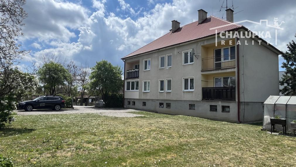 Tehlový 3-izbový byt s lodžiou, vl. kúrenie, veľký dvor, Nemšová časť Kľúčové