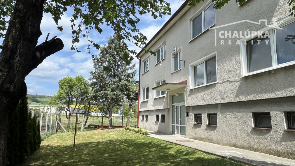 Tehlový 3-izbový byt s lodžiou, vl. kúrenie, veľký dvor, Nemšová časť Kľúčové