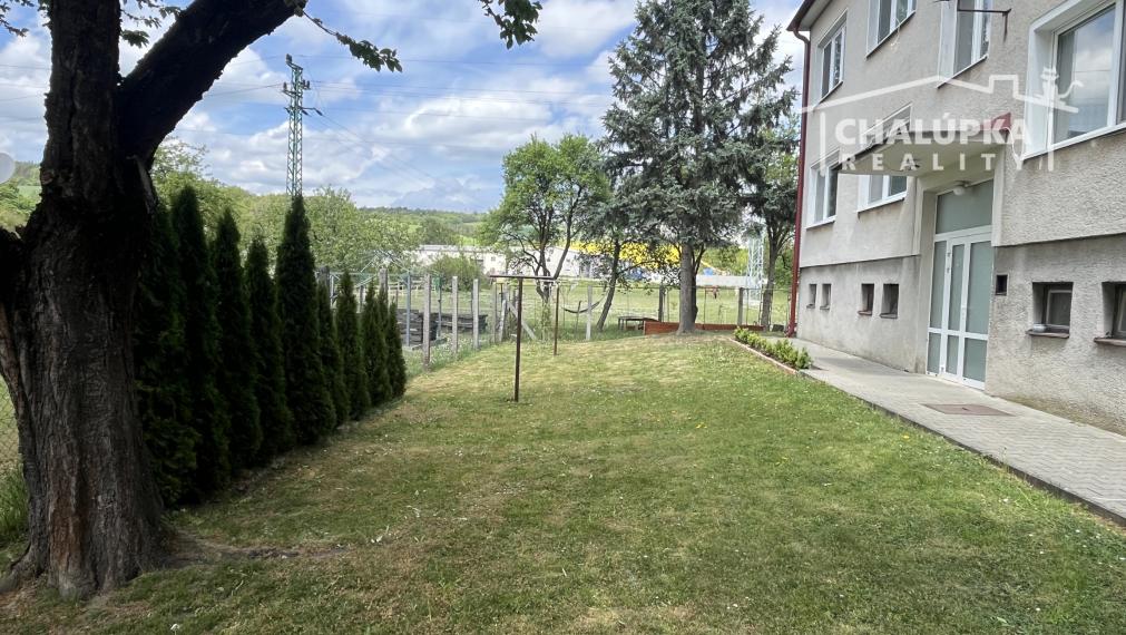 Tehlový 3-izbový byt s lodžiou, vl. kúrenie, veľký dvor, Nemšová časť Kľúčové