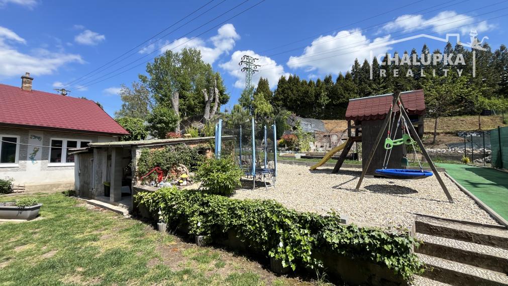 Rodinný dom s možnosťou podnikania s 1038 m2 pozemkom v Tr. Teplej, časť Dobrá
