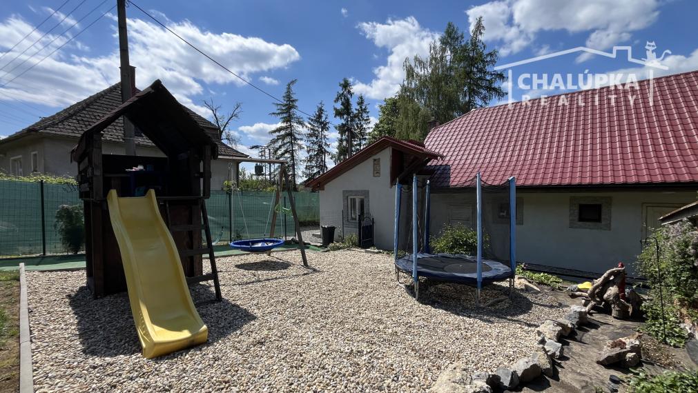 Rodinný dom s možnosťou podnikania s 1038 m2 pozemkom v Tr. Teplej, časť Dobrá
