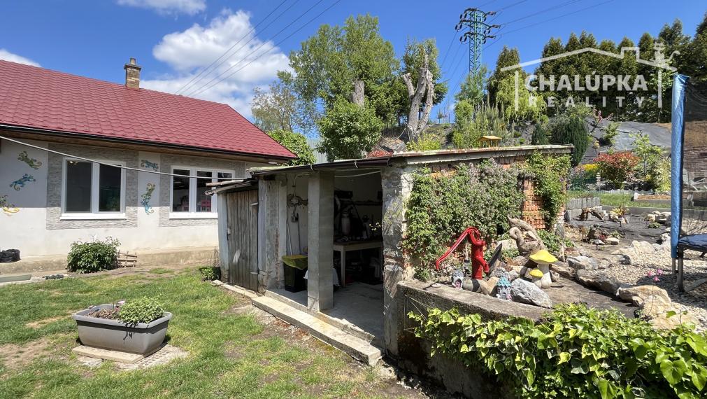 Rodinný dom s možnosťou podnikania s 1038 m2 pozemkom v Tr. Teplej, časť Dobrá