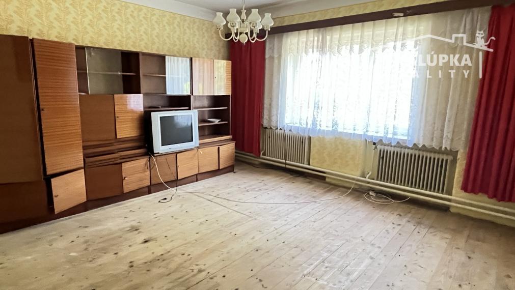 Veľký rodinný dom 5+1 s veľkým pozemkom 3667 m2, obec Svinná