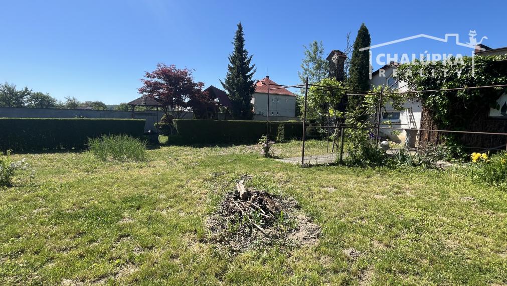 RD s 2 bytovými jednotkami (2x 3+1), 2 garážami, jazierkom a 1192 m2 pozemkom, Svinná