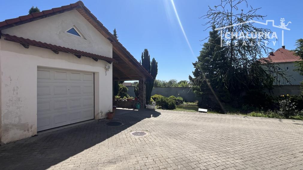 RD s 2 bytovými jednotkami (2x 3+1), 2 garážami, jazierkom a 1192 m2 pozemkom, Svinná