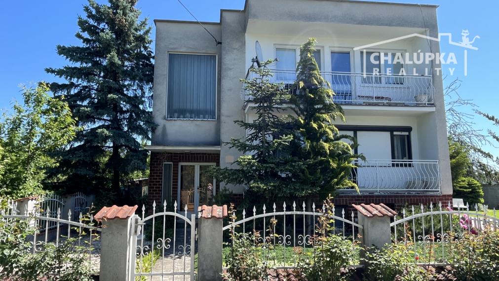 RD s 2 bytovými jednotkami (2x 3+1), 2 garážami, jazierkom a 1192 m2 pozemkom, Svinná
