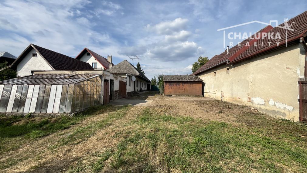 Vidiecky dom v Adamovských Kochanovciach s 1956 m2 pozemkom