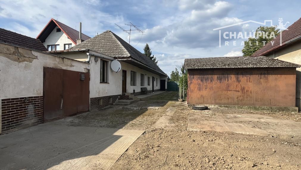 Vidiecky dom v Adamovských Kochanovciach s 1956 m2 pozemkom