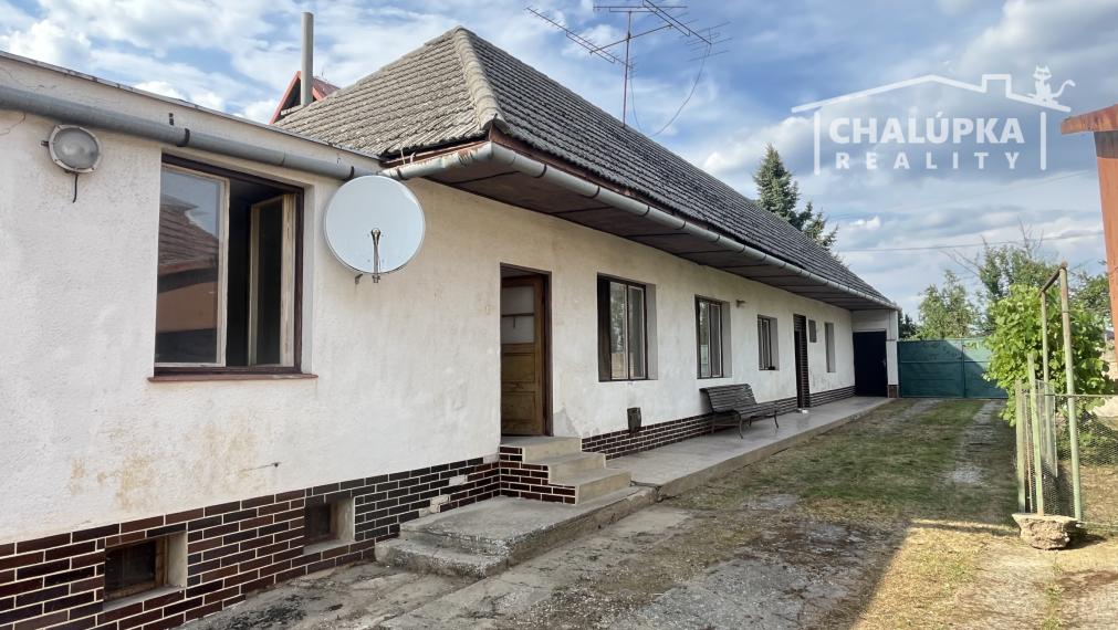 Vidiecky dom v Adamovských Kochanovciach s 1956 m2 pozemkom