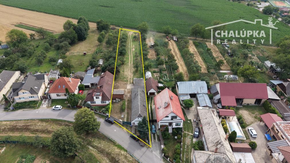 Vidiecky dom v Adamovských Kochanovciach s 1956 m2 pozemkom