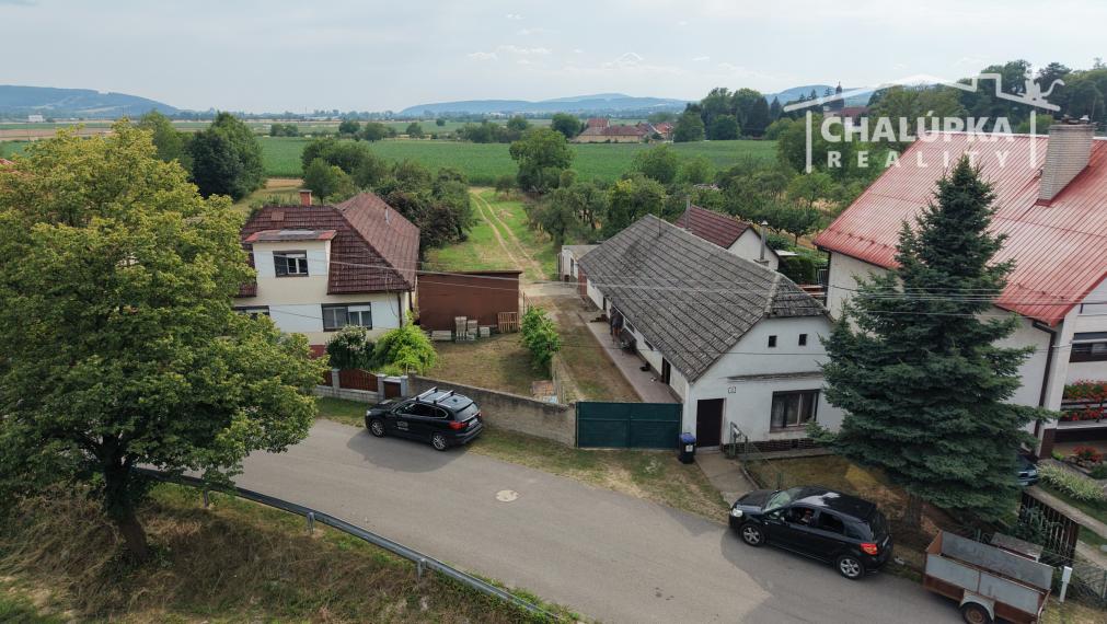 Vidiecky dom v Adamovských Kochanovciach s 1956 m2 pozemkom