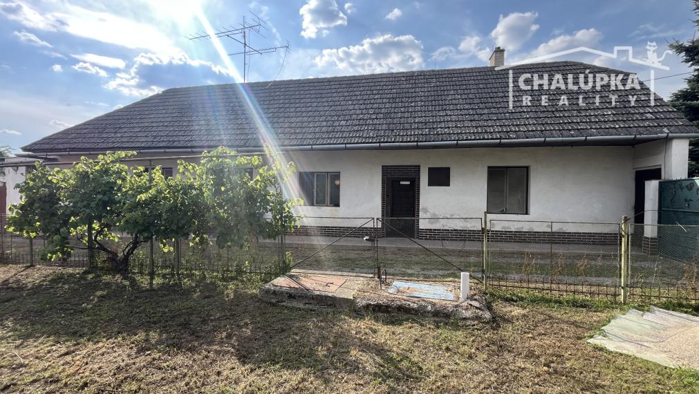 Vidiecky dom v Adamovských Kochanovciach s 1956 m2 pozemkom