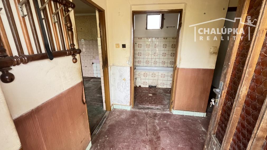 Vidiecky dom v Adamovských Kochanovciach s 1956 m2 pozemkom