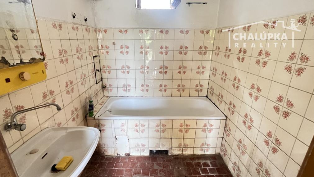 Vidiecky dom v Adamovských Kochanovciach s 1956 m2 pozemkom